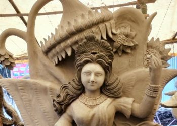 सरस्वतीको मूर्तिमा सीप खन्याउँदै महोत्तरीका कुम्हाल समुदाय