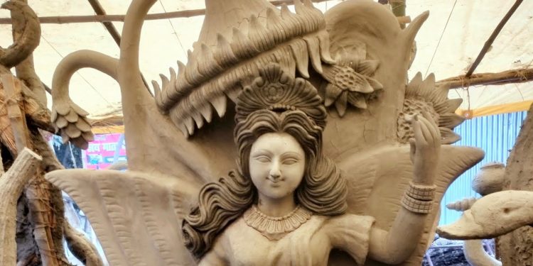 सरस्वतीको मूर्तिमा सीप खन्याउँदै महोत्तरीका कुम्हाल समुदाय