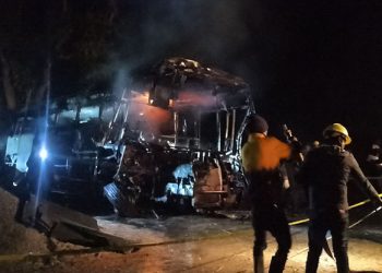 सुनसरीमा ट्रक र बस ठोक्किंदा बस र ट्रकका चालकसहित तीन जनाको मृ त्यु , महोत्तरीका १ र बारा का १ जना सहित १३ जना घाइते