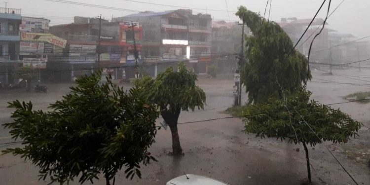 हावाहुरीले मधेस प्रदेशमा ३ जनाको मृ त्यु, हावाहुरीले पन्डाल र टेन्ट उडाउदा मधेश प्रदेश सभाको वार्षिकोत्सब स्थगित