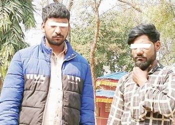 दिनभरि चल्ला बेच्ने, राति डकैती