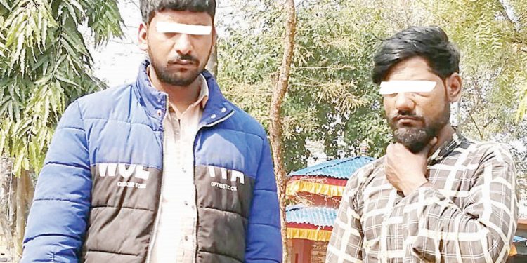 दिनभरि चल्ला बेच्ने, राति डकैती