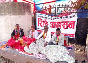 सप्तरीको डाक्नेश्वरी नगरपालिका–९ पत्थरगाडा स्थित एसएलपी माध्यमिक विद्यालयमा व्यवस्थापन समितिको चुनावको माग गर्दै अभिभावकहरु बसे अनशन