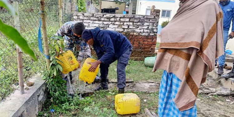 सप्तरी : लोकल मदिरा नियन्त्रणमा लिई प्रहरीद्वारा नष्ट