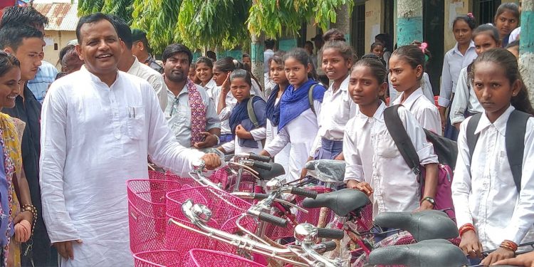 मधेस सरकारले छात्राहरुलाई ल्यापटप दिने