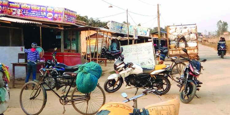 महोत्तरीको सीमावर्ती क्षेत्रको मदिरा पसलमा भारतीयको भीड