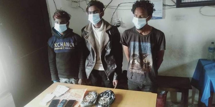 महोत्तरीबाट लागूऔषधसहित तीन जना प क्राउ