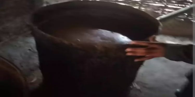 महोत्तरीका चार भट्टीपसलमा प्रहरीको छापा