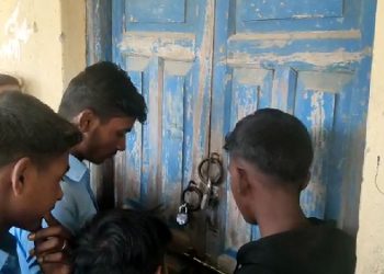 सिरहा : प्रधानाध्यापकलाई विद्यार्थीहरुले कार्यकक्षमै थुने