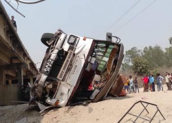 वीरगन्जबाट जनकपुरतर्फ जाँदै गरेको बस सर्लाहीमा दुर्घटना हुँदा ४ जनाको मृ त्यु , तीन दर्जनभन्दा बढी घाइते