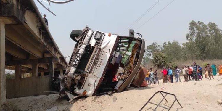वीरगन्जबाट जनकपुरतर्फ जाँदै गरेको बस सर्लाहीमा दुर्घटना हुँदा ४ जनाको मृ त्यु , तीन दर्जनभन्दा बढी घाइते