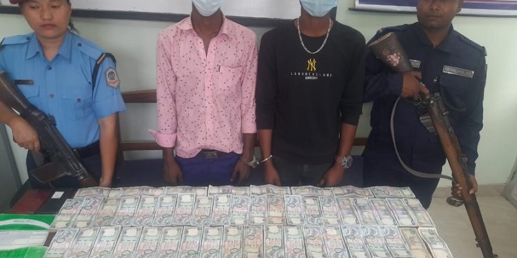 महोत्तरीको बर्दिबास जलेश्वर सडक खण्डबाट श्रोत नखुलेको ५५ लाख रुपैयाँसहित एक युवक प क्राउ