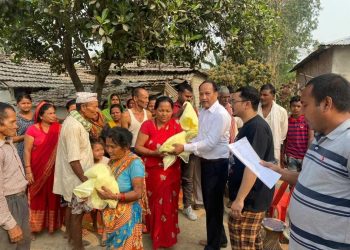 सिरहा : समाज सेवाको अर्को मोड नेता चौधरीद्वारा लहानबासीलाई झुल वितरण