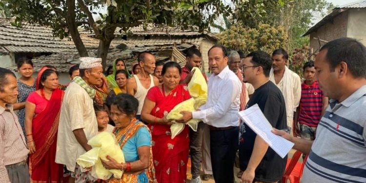 सिरहा : समाज सेवाको अर्को मोड नेता चौधरीद्वारा लहानबासीलाई झुल वितरण