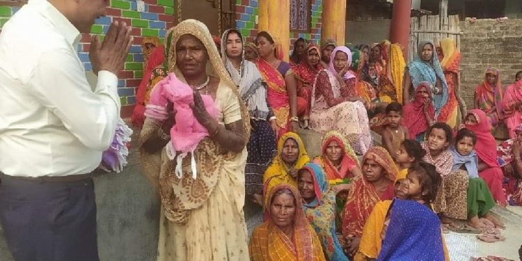 काङ्ग्रेस नेता चौधरीद्वारा लहानका ११ को रामबस्तीमा झुल सहयोग