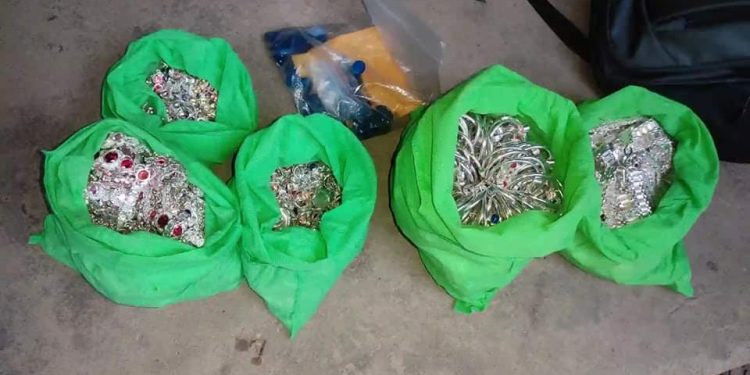 हवल्दार हुँ भन्दै सुनचाँदी लु टपाट गर्ने नक्कली प्रहरी मनोज ठाकुर प क्राउ