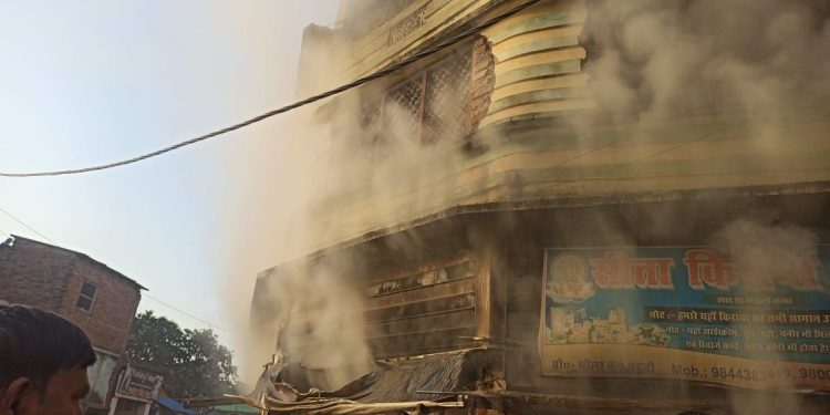 महोत्तरीमा मटिहानीमा आगलागी हुँदा ५ पसल जल्यो, करोडौंको क्षति