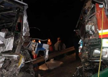 महोत्तरीमा कन्टेनर र ट्रक एक आपसमा ठोक्किँदा एकको मृ त्यु, तीनजना घाइते