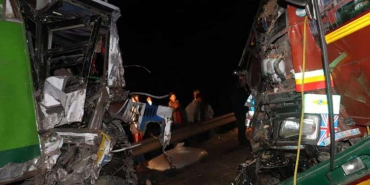 महोत्तरीमा कन्टेनर र ट्रक एक आपसमा ठोक्किँदा एकको मृ त्यु, तीनजना घाइते