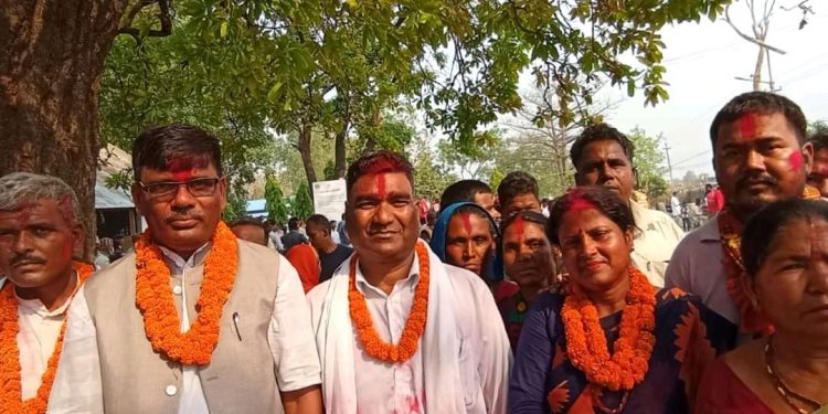 सिरहाको धनगढीमाई नगरपालिकामा एमाले बाट मेयर पदका महतो र उपमेयर पदमा बराल गराए उम्मेदवारी दर्ता