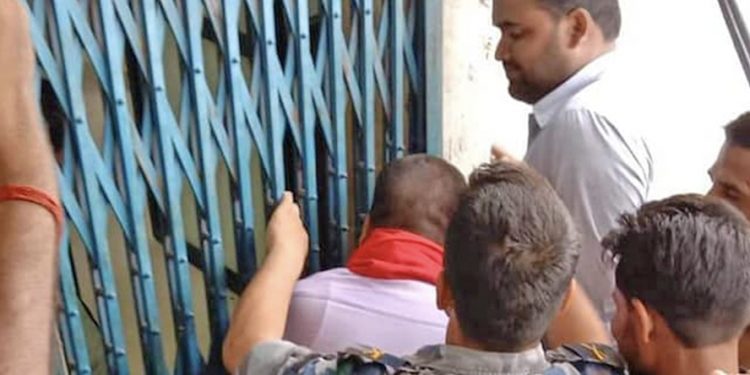 मधेस प्रदेश : सामाजिक सुरक्षा भत्ता नदिएको भन्दै मेयरले लगाए बैंकमा ताला