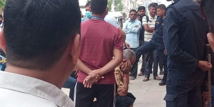 धनुषा मालपोत कार्यालयका हाकिम ५ लाख रुपैयाँ घुस सहित अख्तियारको फन्दामा