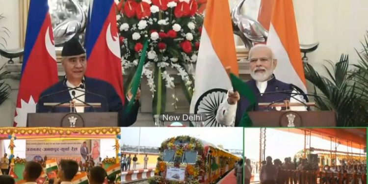 प्रधानमन्त्रीद्वय देउवा र मोदीले संयुक्त रुपमा हरियो झण्डा देखाएर गरे जयनगर कुर्था रेल सेवा उद्घाटन
