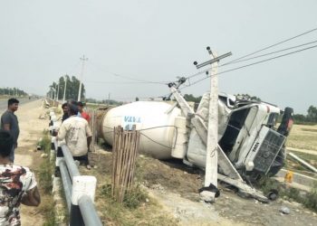 ढल्केवरबाट जनकपुरधाम तर्फ जादै गरेको मिक्सर गाडी दुर्घटना
