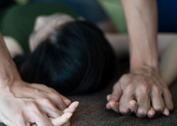 प्रेम विवाहकै भोलिपल्ट श्रीमानले मेरो साथीहरुले सहयोग गरे खुशी पार भन्दै श्रीमतीलाई सा मूहिक बला त्कार गराए