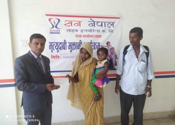 सन नेपालका लहान शाखाको प्रबन्धक उपेन्द्र नारायण महतो द्वारा पीडित महिलालाई १२ लाखको चेक हस्तान्तरण