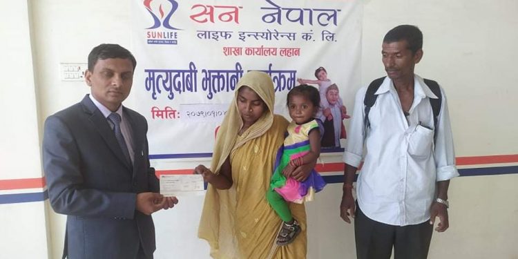 सन नेपालका लहान शाखाको प्रबन्धक उपेन्द्र नारायण महतो द्वारा पीडित महिलालाई १२ लाखको चेक हस्तान्तरण