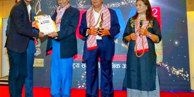 निम अवार्ड २०२२ बाट सप्तरीका गायक तथा पत्रकार आदित्य अजय समानित