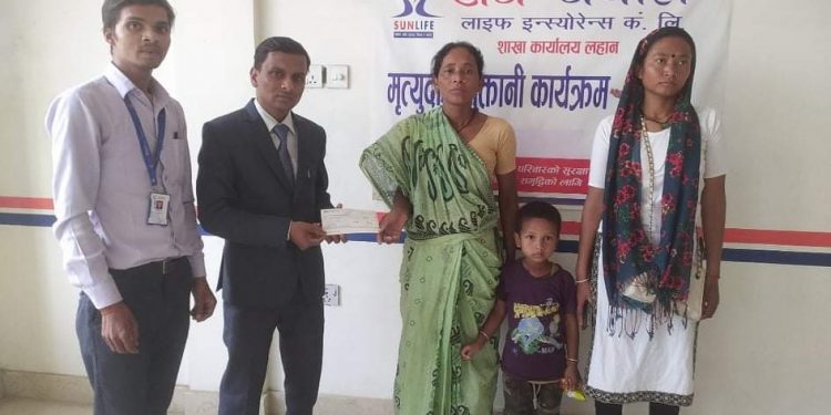 सिरहा : पीडितको सहयोग गर्न अग्रनी भुमिका निर्वाह गर्दै सन नेपाल लाईफ इन्स्योरेन्स