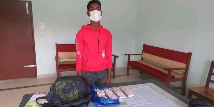 महोत्तरीबाट स्रोत नखुलेको चार लाख रुपैयासहित एक जना प क्राउ