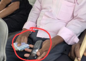 सिरहामा पैसा राखेर नमूना मतपत्र वितरण गर्ने माओवादी कार्यकर्ता प क्राउ