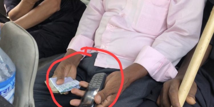 सिरहामा पैसा राखेर नमूना मतपत्र वितरण गर्ने माओवादी कार्यकर्ता प क्राउ