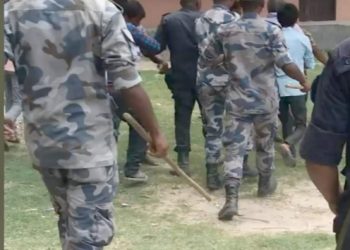 महोत्तरीको औरही नगरपालिकास्थित श्रीपुर मतदान केन्द्रमा दुईपक्ष बीच झ डप