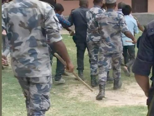 महोत्तरीको औरही नगरपालिकास्थित श्रीपुर मतदान केन्द्रमा दुईपक्ष बीच झ डप