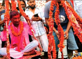 रोचक ! मेयरलाई समर्थकले तौल बराबरको लड्डुले स्वागत