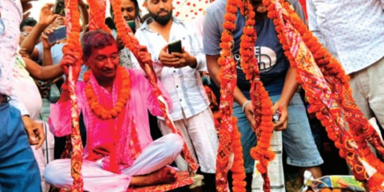 रोचक ! मेयरलाई समर्थकले तौल बराबरको लड्डुले स्वागत