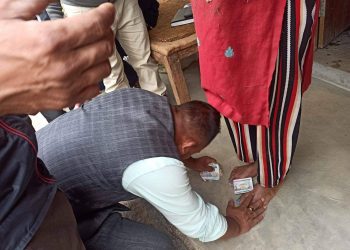 मतदाताको पाउमा हजारकाे नोट राखेर भोट माग्दै मेलम्चीका कांग्रेस उम्मेदवार