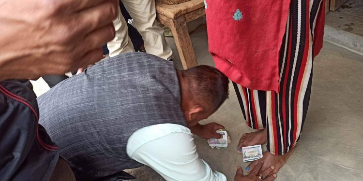 मतदाताको पाउमा हजारकाे नोट राखेर भोट माग्दै मेलम्चीका कांग्रेस उम्मेदवार