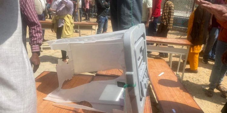 सप्तरीको डाक्नेश्वरीमा मतदान अधिकृत कु टिए, मतपेटिका पनि तो डफोड