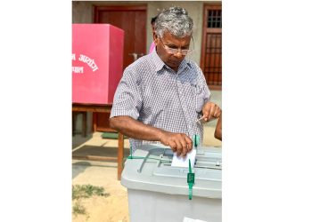 माओवादी नेता मातृका यादवले गरे मतदान