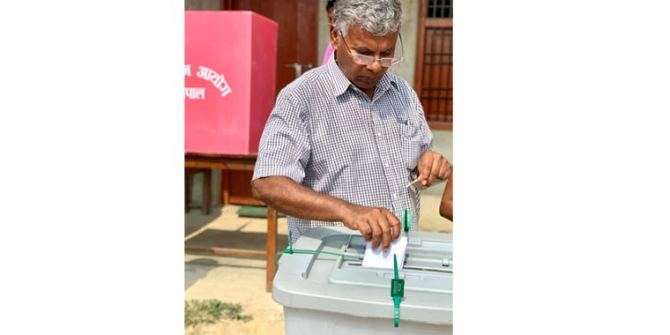 माओवादी नेता मातृका यादवले गरे मतदान