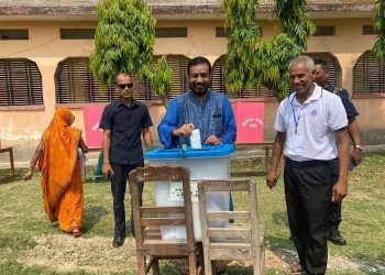 नेपाली काँग्रेसका नेता विमलेन्द्र निधिले गरे मतदान