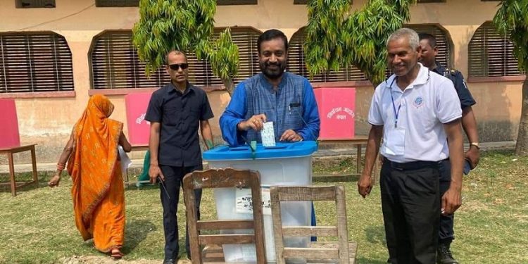 नेपाली काँग्रेसका नेता विमलेन्द्र निधिले गरे मतदान