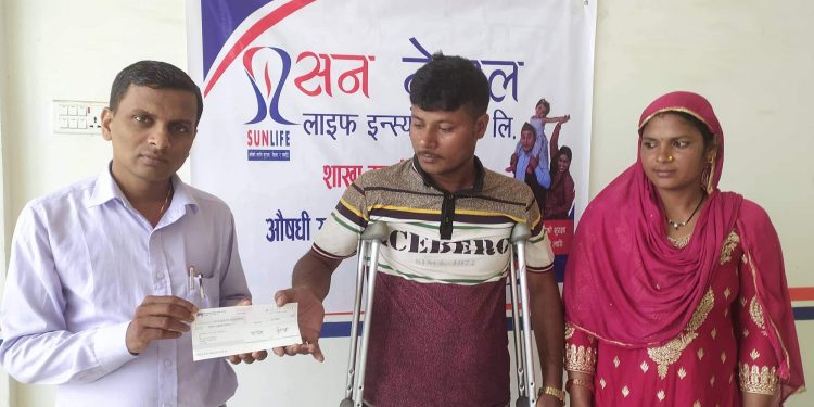 सन नेपाल इन्स्योरेन्सद्वारा अङभङ्ग भएका ब्यक्तीलाई औषधी उपचार वापत एक लाख सहयोग