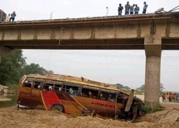 जनकपुरबाट भैरहवा जाँदै गरेको बस पुलबाट खसेर दुर्घटना, ९ जनाको मृत्यु, २४ घाइते