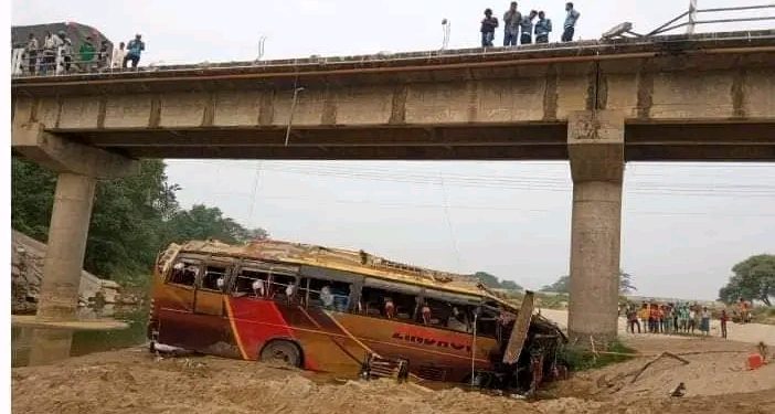 जनकपुरबाट भैरहवा जाँदै गरेको बस पुलबाट खसेर दुर्घटना, ९ जनाको मृत्यु, २४ घाइते